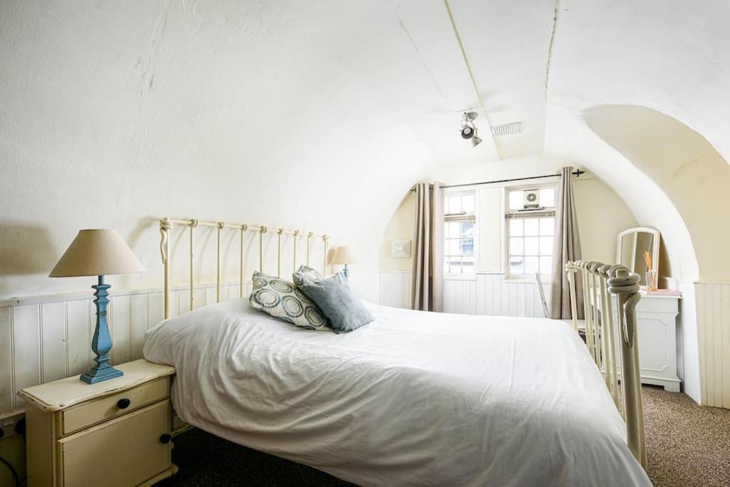 Unique 1 Bedroom Apartment-באת' מראה חיצוני תמונה