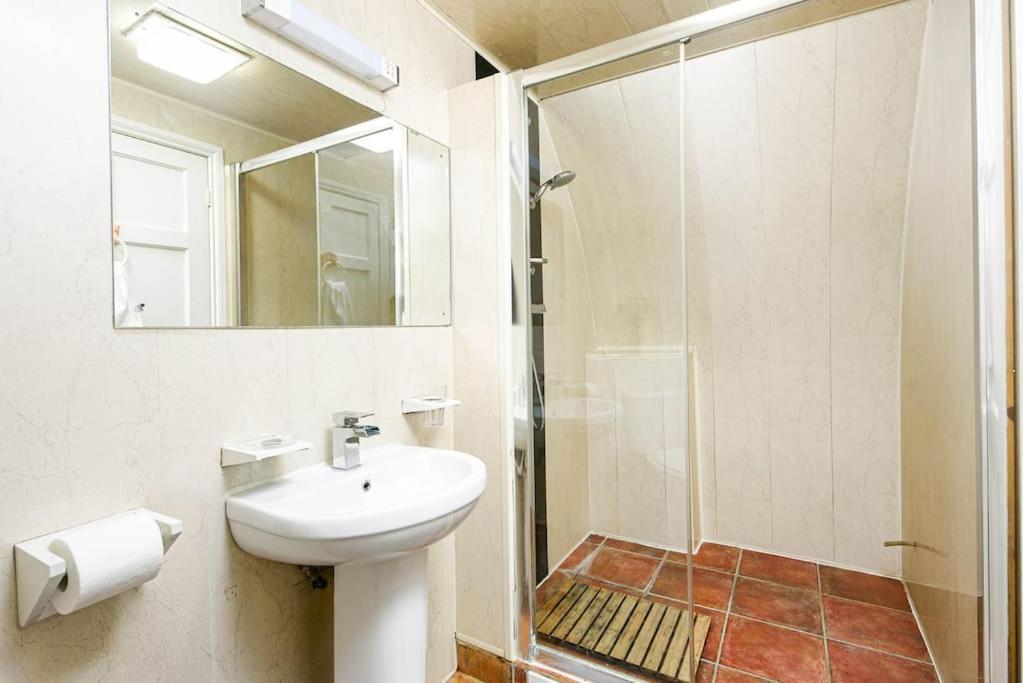 Unique 1 Bedroom Apartment-באת' מראה חיצוני תמונה